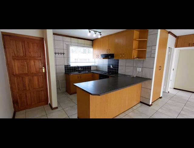 2 BEDROOM TOWNHOUSE FOR SALE IN LANGENHOVENPARK